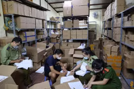 Hà Nội: Kiểm tra kho nước hoa “khủng” nghi giả mạo