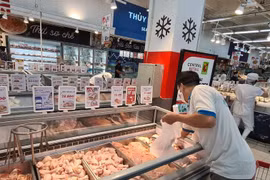Hà Nội: Chợ dân sinh vắng vẻ, siêu thị nhộn nhịp ngày đầu tuần