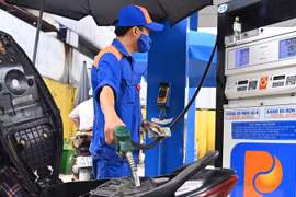 Giá xăng dầu đồng loạt tăng mạnh, xăng RON95 tiến gần đến 26.000 đồng/lít