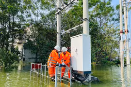 Hà Nội: Nhiều khu vực vẫn ngập sâu 1-3m, chưa thể cấp điện trở lại