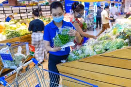 TP HCM: Người dân "vét hàng" siêu thị rồi mang ra vỉa hè bán lại