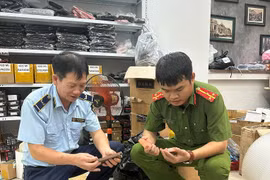 Hà Nội: Tạm giữ gần 1.000 sản phẩm mỹ phẩm có dấu hiệu nhập lậu