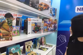 Sách dành cho trẻ em, đồ chơi giả bán tràn lan 