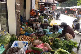 Hà Nội sau 6 ngày giãn cách xã hội: Nhiều tiểu thương nghỉ kinh doanh, cải bắp gần 80.000 đồng/chiếc
