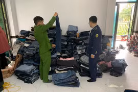 Tạm giữ 5 bao tải chứa chân váy bò nữ nhập lậu 