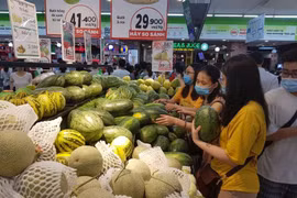 Người Hà Nội chen nhau trong siêu thị sắm đồ từ chiều tới đêm...