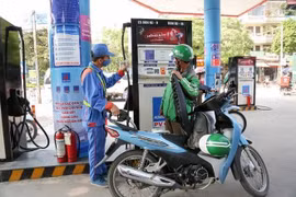 Xăng quay đầu tăng giá gần 500 đồng mỗi lít