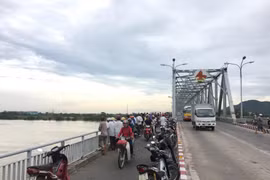 Tìm kiếm nam thanh niên nhảy cầu tự tử giữa đêm