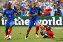 Payet phân bua về cú "tackle" khiến Ronaldo suýt phải ôm hận
