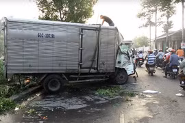 Ô tô tải húc đổ 2 cây xanh, lật nhào trên đường