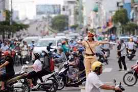 Xe chờ đèn đỏ nhưng CSGT yêu cầu đi tiếp, lái xe nên đi hay dừng?
