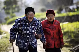 Đôi vợ chồng 81 năm không rời nhau 