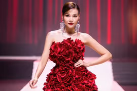 Thanh Hằng mặc váy hoa lụa nặng 20kg, tỏa sáng trong show diễn Elise tại Hà Nội