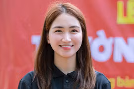 Hòa Minzy vượt hàng trăm km đường xa để gặp em bé làng Nủ