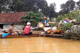 Ấm áp lan tỏa tình nghĩa đồng bào trong lũ dữ 