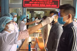 Các bệnh nhân tới khám bệnh ở bệnh viện đều phải kiểm tra thân nhiệt, khai báo y tế, đeo khẩu trang trước khi vào khám chữa bệnh để phòng tránh Covid-19