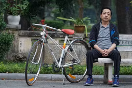 NSND Hoàng Dũng bị đau lưng thật sau khi diễn cảnh… đau lưng 
