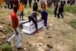 Video bật nắp quan tài, cướp xác chết giữa đám tang