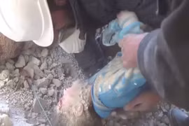 Video cứu sống bé gái Syria từ đống đổ nát