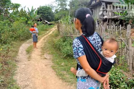 Những đứa trẻ ở bản "siêu đẻ" Mỏ Ba
