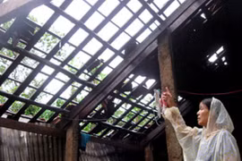 Lốc xoáy, làm kính bay 2 người dân bị thương