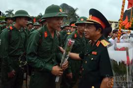 Ngày tòng quân chộn rộn cửa ngõ Tây Bắc