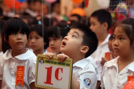 Trẻ ngộ nghĩnh trong ngày khai trường
