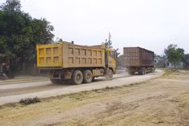 Xe quá tải, quá khổ lưu thông sang Trung Quốc sẽ bị xử phạt nặng