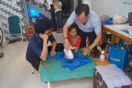 Con gái út NSND Hồng Vân tham gia truyền hình thực tế may áo tặng mẹ 