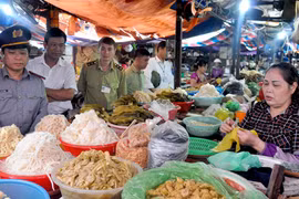 "Chủ tịch phường phải đi kiểm tra ATTP, không được đút chân gầm bàn"