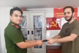 Vừa giật điện thoại của du khách Mỹ liền bị cảnh sát đặc nhiệm truy đuổi