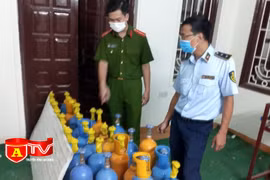 Kiểm tra thu giữ số lượng lớn bình khí cười tại các quán bar
