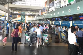 Nữ nhân viên hàng không bị 2 nam hành khách hành hung bất tỉnh