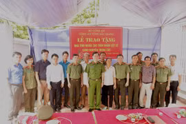 Trao nhà tình nghĩa tặng thân nhân liệt sỹ Công an nhân dân