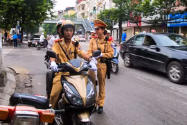 CSGT tìm thấy giấy tờ dự thi thí sinh đánh rơi