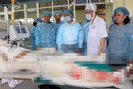 Chủ tịch Hà Nội: Cứu chữa chiến sỹ bị thương trong vụ máy bay rơi bằng mọi giá