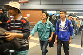 Đưa lao động Việt Nam từ Libya trở về nước