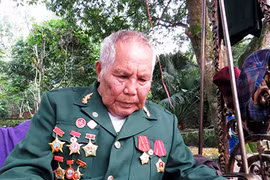 Người lính đầu tiên nã đạn xuống cứ điểm Him Lam
