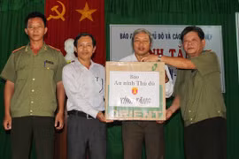 Báo ANTĐ và một số DN "tiếp sức" 10.000 lít dầu để ngư dân vươn khơi, bám biển