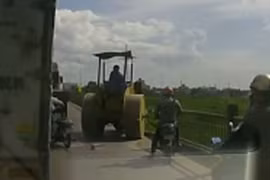 Xe lu húc tung thành cầu, suýt rơi xuống sông Đuống