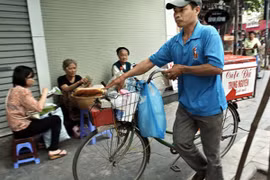 Uống cà phê dạo: “May nhờ, rủi chịu”