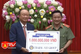 Bộ Công an tiếp nhận quỹ học bổng của Tập đoàn Charmvit 
