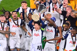 Tottenham 1-0 MU: Gà trống lên đỉnh châu Âu, Quỷ đỏ chìm trong bóng tối