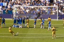 Vì sao Crystal Palace bị tước bàn thắng đẹp vào lưới Chelsea?