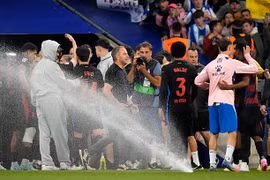 Barca bị chơi xấu trong ngày lên ngôi vô địch La Liga