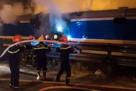 [Tin nhanh tối 4-6-2021]: Toa tàu bốc cháy khiến đường sắt Bắc Nam tắc nghẽn