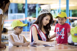 Hoa hậu Jennifer Chung mang niềm vui đến cho bệnh nhân ung thư