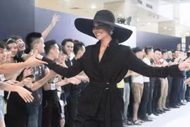 Thanh Hằng diện nguyên “cây” hàng hiệu chấm thi Next Top Model tại Hà Nội