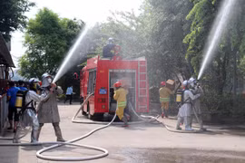 Diễn tập chữa cháy ở phân xưởng may mặc