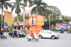 Hà Nội rực rỡ cờ hoa chào mừng Đại hội đại biểu toàn quốc lần thứ XIII của Đảng